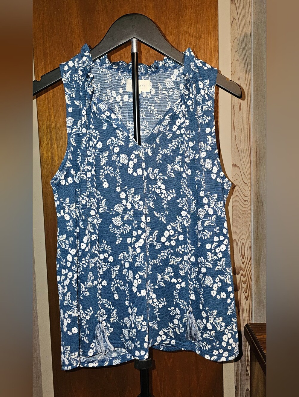 MELLODAY Blue and White Floral Tie-Neck Sleeveless Camisole